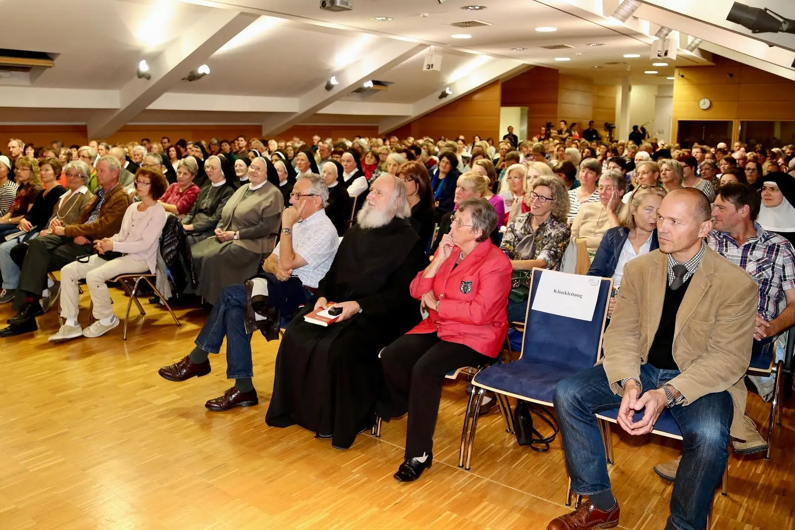 Voll besetzter Saal bei einer Veranstaltung der Achtsamkeitsreihe am Ortenau Klinikum