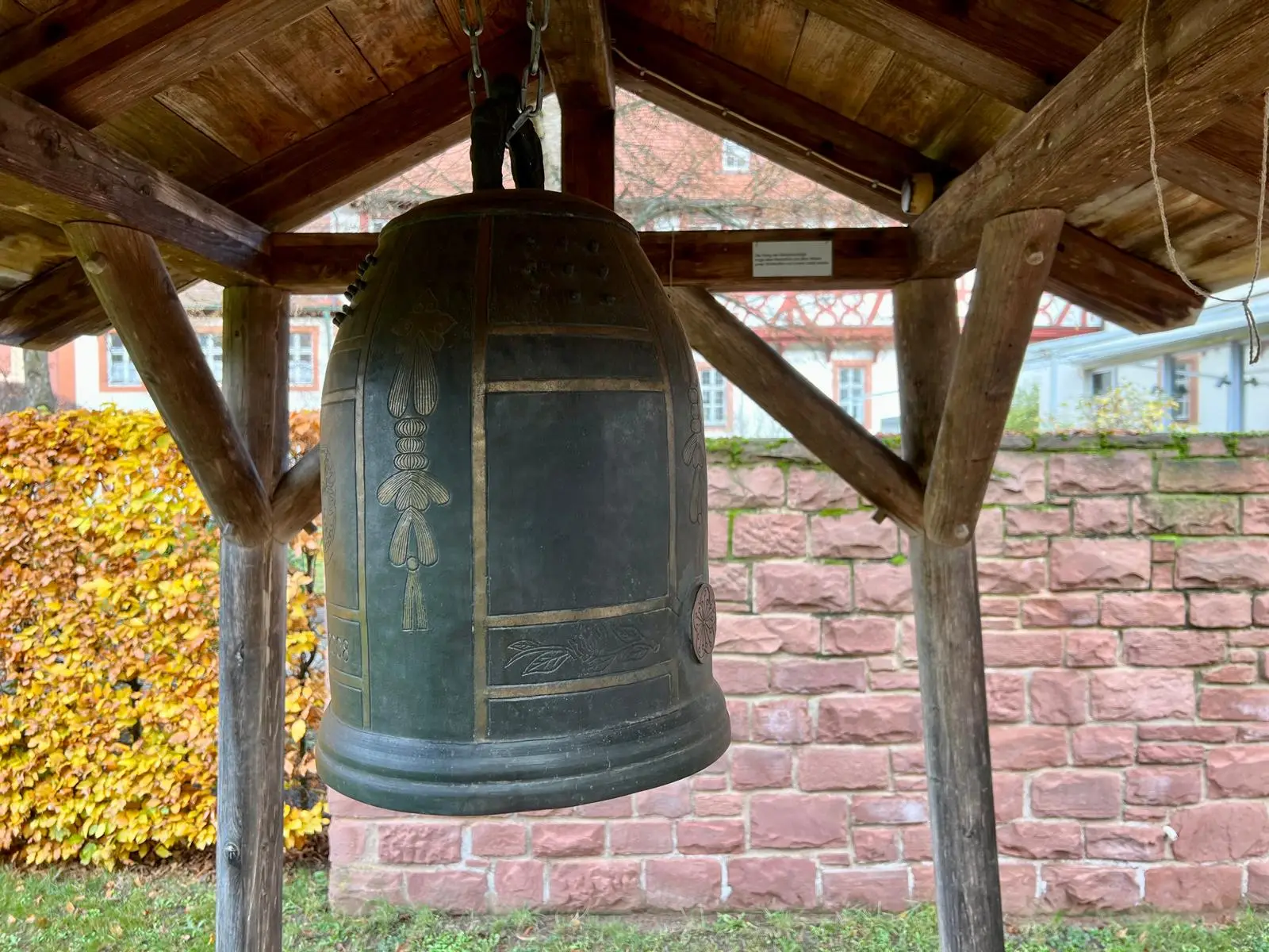 Große Bronzeglocke unter einem Holzdach