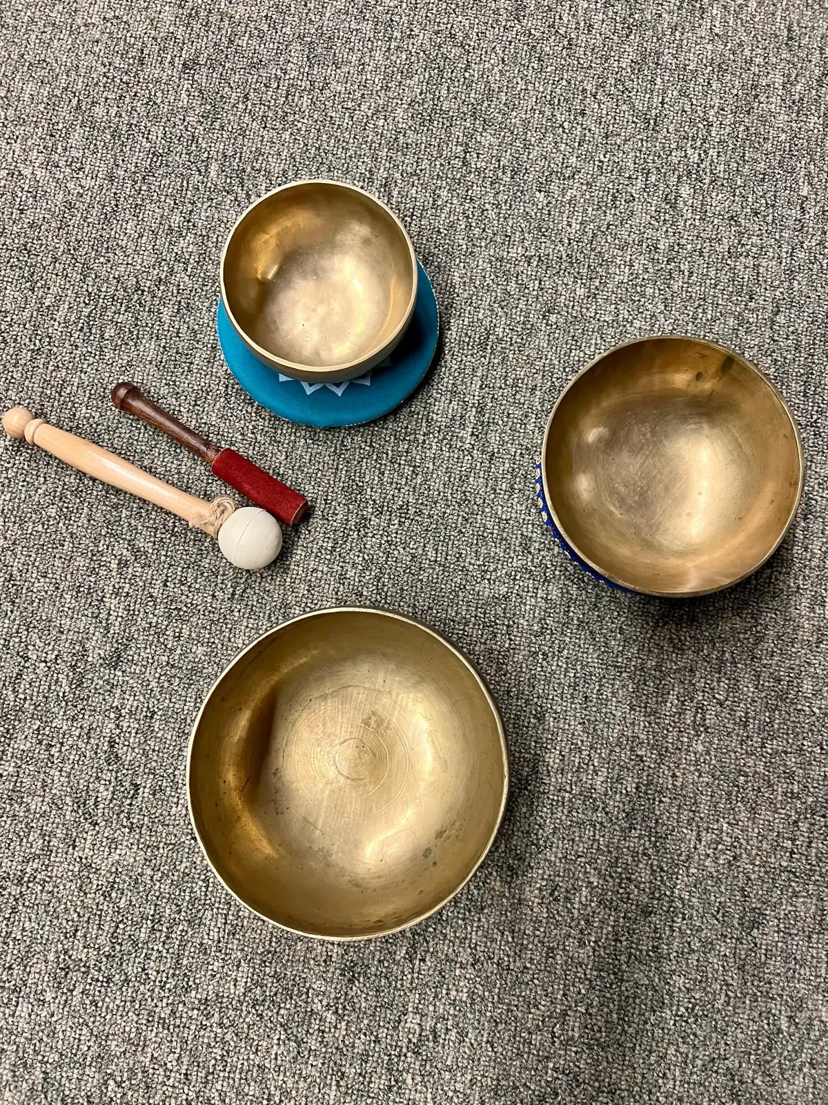 Klangschalen mit Klöppeln von oben