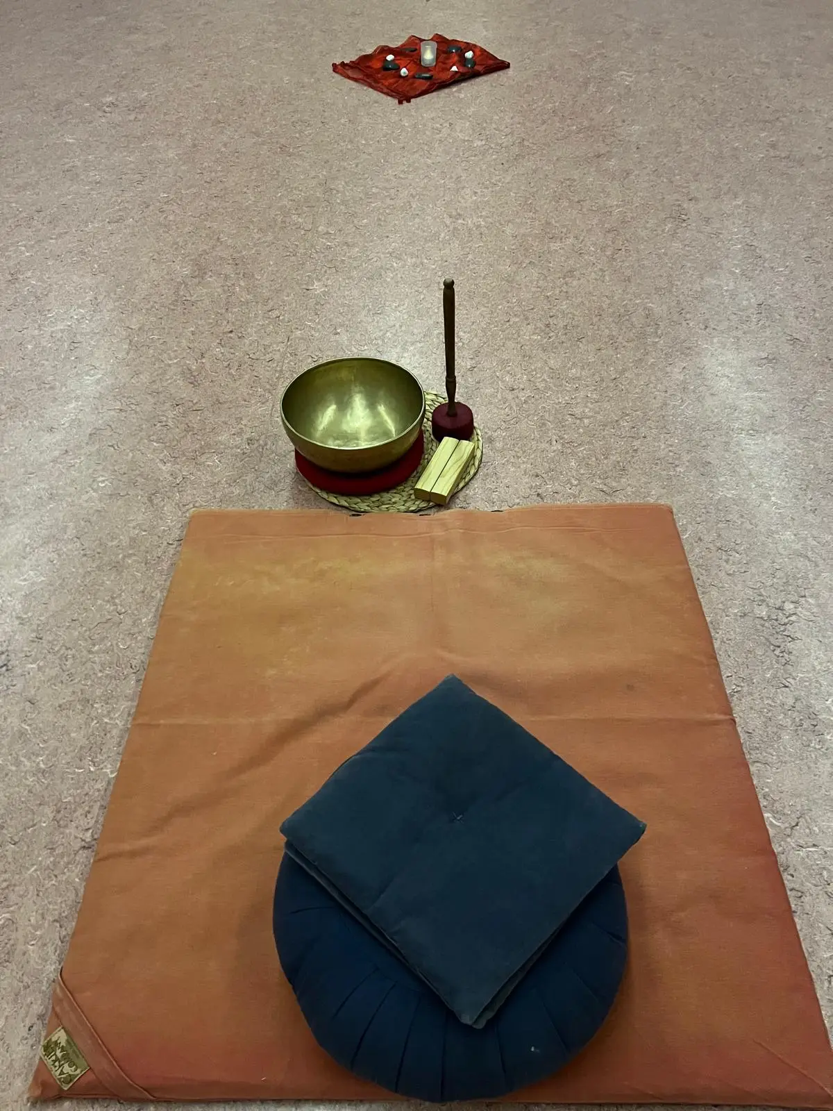 Meditationskissen im Freien mit einem Buch über die Stille