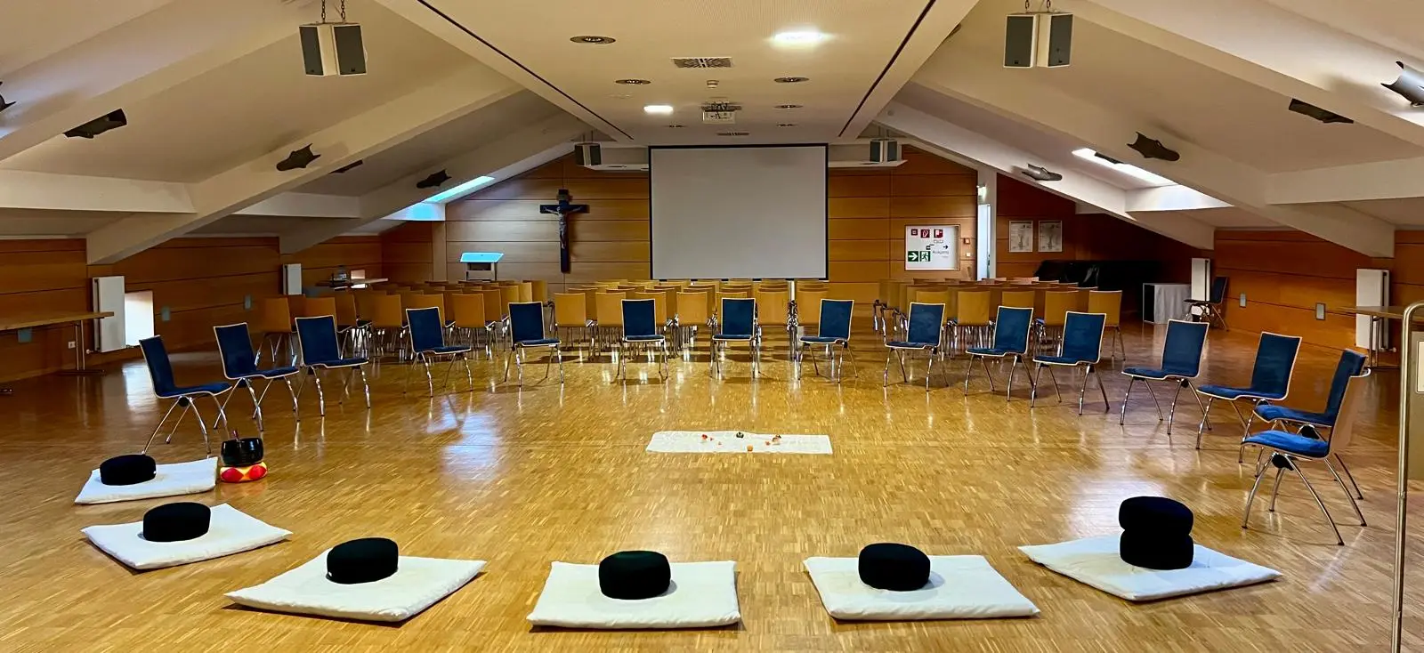 Vorbereiteter Meditationskreis mit Matten und Kissen für das Gruppentraining