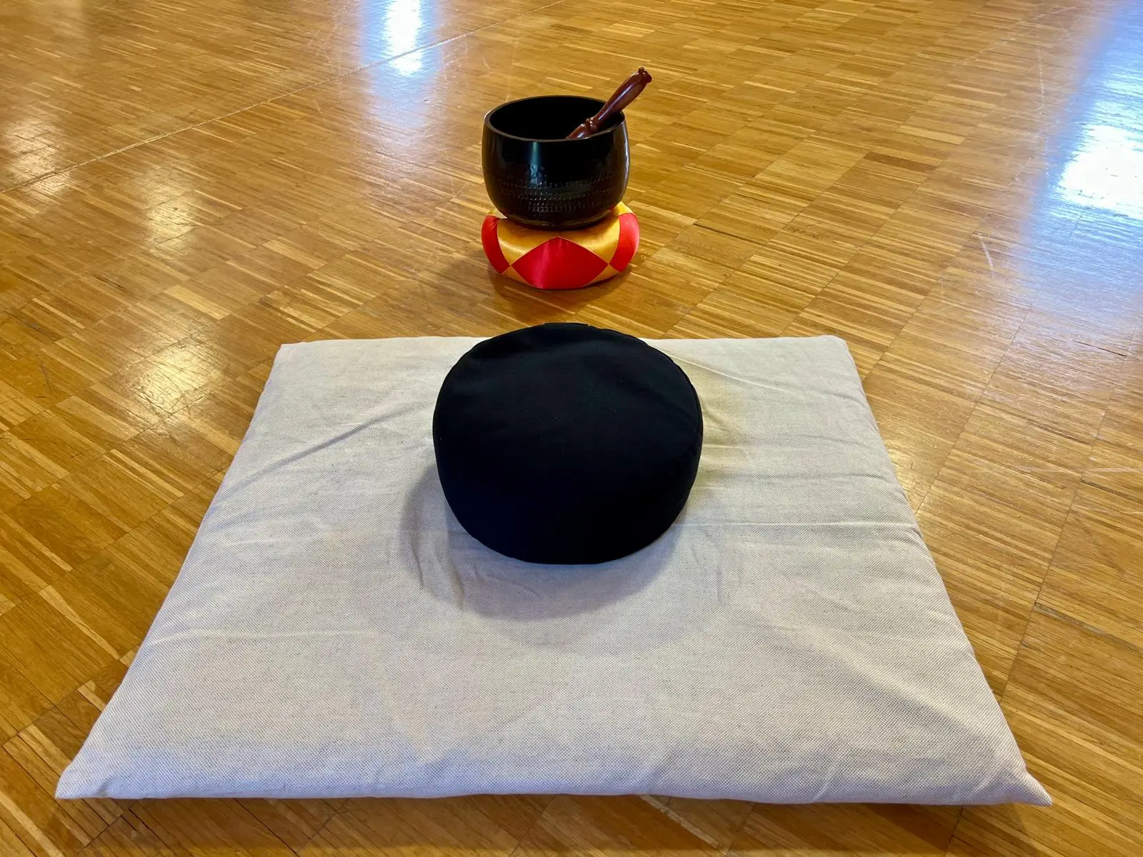 Meditationsmatte mit Zafu-Kissen und Klangschale, vorbereitet für das Achtsamkeitstraining